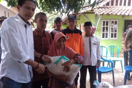 bupati kaur serahkan bantuan bencana alam