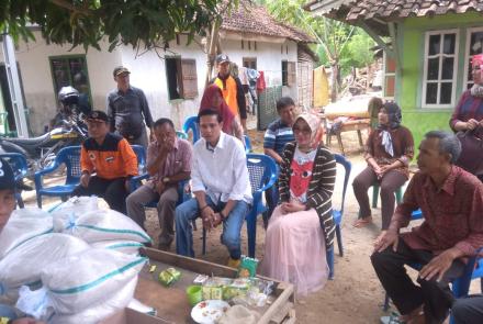 bupati kaur serahkan bantuan bencana alam