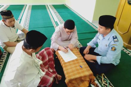  Ada yang menarik di Rutan Kelas IIB Bengkulu, dimana salah satu warga binaan bernama Adil Pardomuan (48)  ini mendapatkan hidayah untuk memeluk agama islam. Diketahui warga binaan ini tersandung perkara narkoba, dimana hakim menyatakan secarah sah bersalah menjatuhkan hukuman dengan berstatus pengedar narkoba. Dalam putusan persidangan dijatuhkan vonis selama 5 tahun penjara.   Diwawancarai Adil mengatakan, dirinya saat ini merasa lebih nyaman menjalani hidup dari sebelumnya walaupun berada di Rutan Bengku