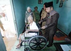 Walikota Bengkulu Helmi Hasan memberikan 2 unit kursi roda kepada warga di Kelurahan Kebun Beler dan Kelurahan Anggut