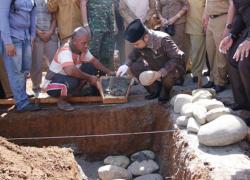 Walikota Bengkulu Helmi Hasan melakukan peletakan batu pertama pembangunan gedung sekolah SMAN 11 Bengkulu