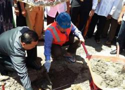 Walikota Bengkulu H. Helmi Hasan melakukan peletakan batu pertama Pembangunan Penataan Lingkungan di Kelurahan Sumber Jaya di RW.02 Kelurahan Sumber Jaya Kecamatan Kampung Melayu, Selasa (07/09/2016)