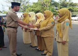 Sekretaris Kota Bengkulu Marjon, menyerahkan secara simbolik Surat Keputusan (SK) kenaikan pangkat kepada 372 pegawai negeri sipil dilingkup Pemkot Bengkulu