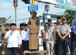 Wakil Walikota Bengkulu Patriana Sosialinda bersama FKPD, Kepala Kemenag Kota dan Kepala OPD di Lingkungan Pemerintah Kota Bengkulu melepas peserta pawai taaruf Musabaqah Tilawatil Quran (MTQ) ke XXXIII