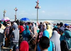Memperingati Hari Ulang Tahun RI ke 72 Pemerintah Provinsi Bengkulu menggelar lomba panjat pinang di Pantai Panjang, Minggu (20/8/2017)