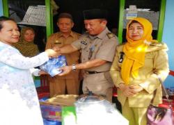 Pemerintah Kota Bengkulu melalui Dinas Sosial (Dinsos) kota mendatangi sekaligus menyalurkan bantuan kepada warga yang terdampak bencana tanah longsor di Kelurahan Timur Indah