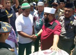 Walikota Bengkulu saat mengunjungi korban banjir Kampung Bahari, Kelurahan Sumber Jaya