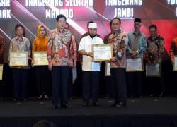 Walikota Bengkulu Helmi Hasan menerima Anugerah Indonesia Attractiveness dari Majalah Tempo, Jumat malam (29/09/2017) di Java Ballroom, The Westin Jakarta