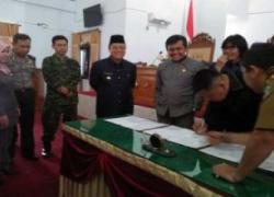 Bupati Seluma Bundra Jaya dan Ketua DPRD Seluma Husni Thamrin Menandatangani Surat Keputusan Kesepakatan bersama Pembentukan Peraturan Daerah Tahun 2018