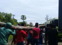Aksi Nelayan Blokir Jalan Menuju Pelabuhan Pulau Baii