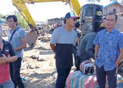 Teuku Zurkalnain, Waka II DPRD Kota Bengkulu saat mengunjungi kampung bahari mendengarkan keluhan nelayan