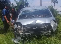 Mobil Yaris tanpa Nopol yang mengalami lakalantas rusak berat dibagian depan