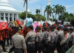pemuda pancasila kota bengkulu saat aksi di kejaksaan negri kota bengkulu
