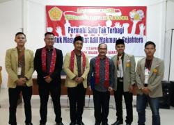 saat foto bersama menggunakan ciri khas bengkulu batik basurek