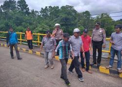 Bupati bengkulu utara saat meninjau jembatan retak