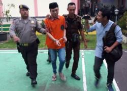 Terdakwa (baju orange) usai menjalani vonis oleh Majelis Hakim di Pengadilan Negeri Argamakmur, Selasa (3/4/2018