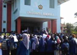  FORUM Sudah Muak Dengan Janji, UNIB Didemo Mahasiswanya Jumat, 04/06/2018 - 15:42 oleh websiteadmin Star Star Star Star Star ShareFacebookTwitterGoogle+WhatsApp Bengkulutoday.com - Kampus negeri Universitas Bengkulu (UNIB) yang menjadi kebanggaan masyarakat Bengkulu hari ini, Jumat (6/4/2018) didemo mahasiswanya. Sejumlah ratusan mahasiswa UNIB yang mengatasnamakan Aliansi Mahasiswa UNIB itu menggelar aksi unjuk rasa di depan Gedung Rektorat UNIB.  Aksi dimulai dari gedung Pusat Kegiatan Mahasiswa (PKM) me