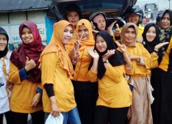 Foto bersama para srikandi Hanura saat berbagi takjil gratis ke masyarakat