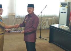 plt-gubernur-bengkulu-menyerahkan -sk plt-bupati-bengkulu-selatan